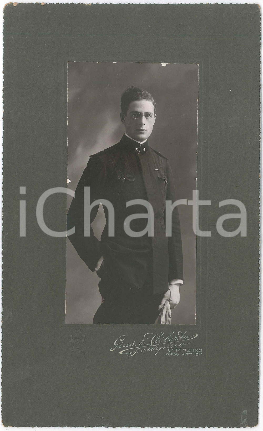 1900 ca CATANZARO - REGIO ESERCITO - Ritratto di ufficiale *Foto SCARPINO 16x26  Fotografia d'epoca, su cartoncino rigido.FOTOGRAFO: Giuseppe e Cisberto Scarpino - Catanzaro, corso Vittorio EmanueleCONDIZIONI: GFORMATO: 16x26 cm    originale e autentica 1