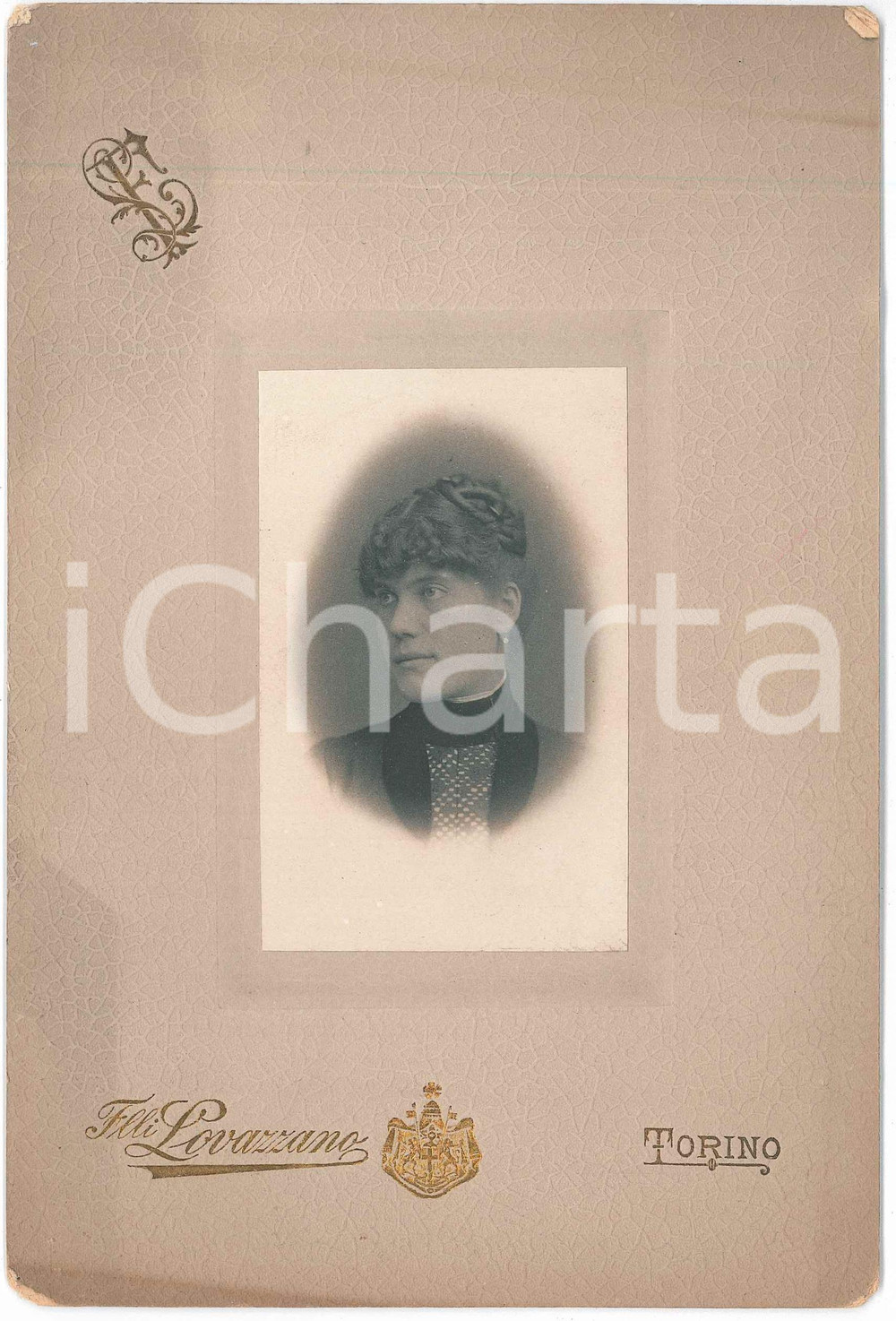 1900 ca TORINO Ritratto di donna - Busto - Foto LOVAZZANO 14x21 cm  Fotografia d'epoca, su cartoncino morbido.CONDIZIONI: FAIR (ingiallimenti al cartoncino)FOTOGRAFO: Lovazzano - TorinoFORMATO: 14x21 cm    originale e autentica 1