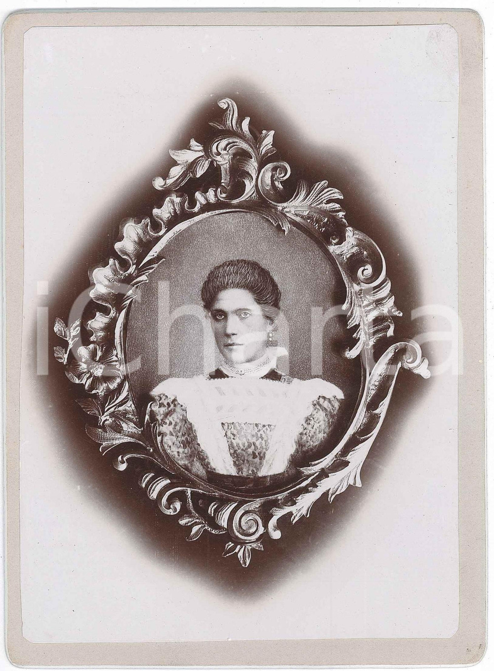 1900 ca ITALIA - COSTUME - Ritratto di nobildonna *Foto da disegno 13x18 cm  Fotografia d'epoca, su cartoncino rigido.CONDIZIONI: G (ma smussature angolari)FORMATO: 19x14 cm    originale e autentica 1