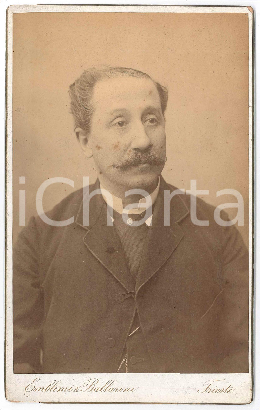 1885 ca TRIESTE Ritratto maschile - Fotografia EMBLEMI & BALLARINI Fotografia originale d'epoca, montata su cartoncino rigido.FOTOGRAFO: Studio Emilio Emblemi ed Enea Ballarini - Trieste, piazza della Borsa 6 POOR/danneggiato fioriture Formato: 13x21 cm originale e autentica 1
