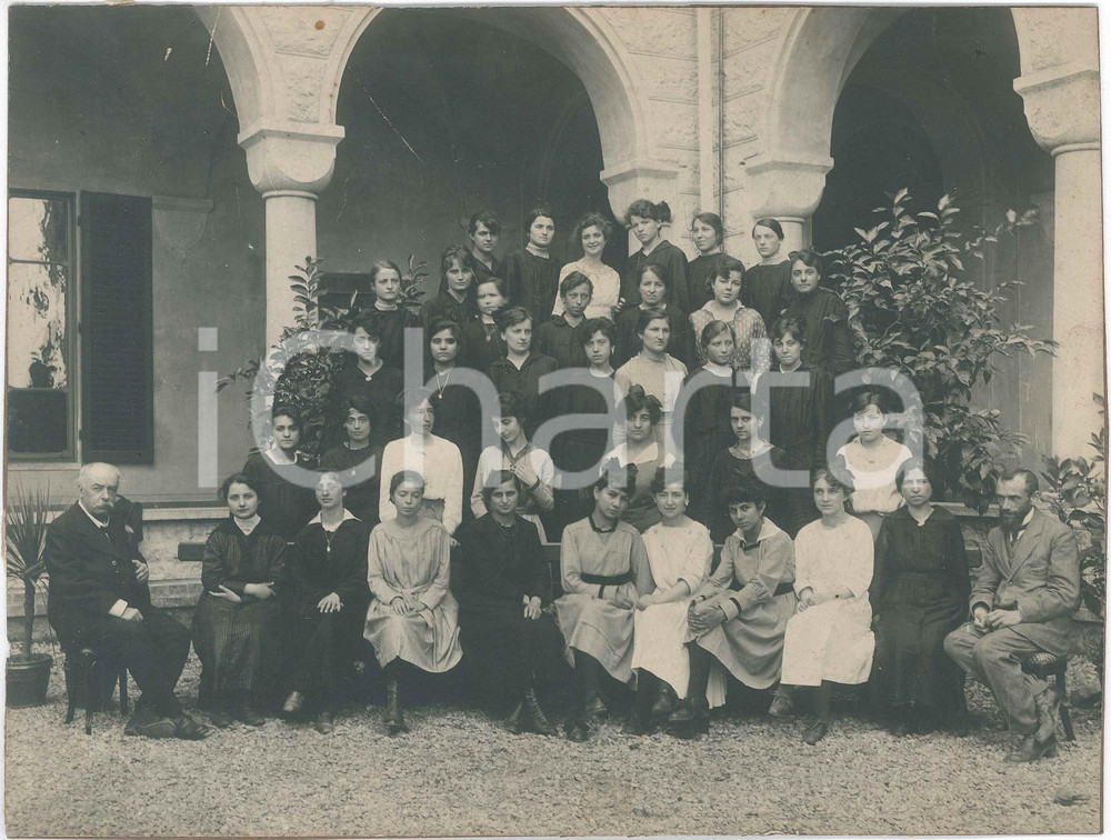 1910 ca IVREA - Scuola Normale -  Ritratto di classe femminile - Foto 27x21 cm Fotografia originale d'epoca, montata su cartoncino rigido. FAIR/discreto margini rifilati; graffi superficiali Formato: 27x21 cm originale e autentica 1