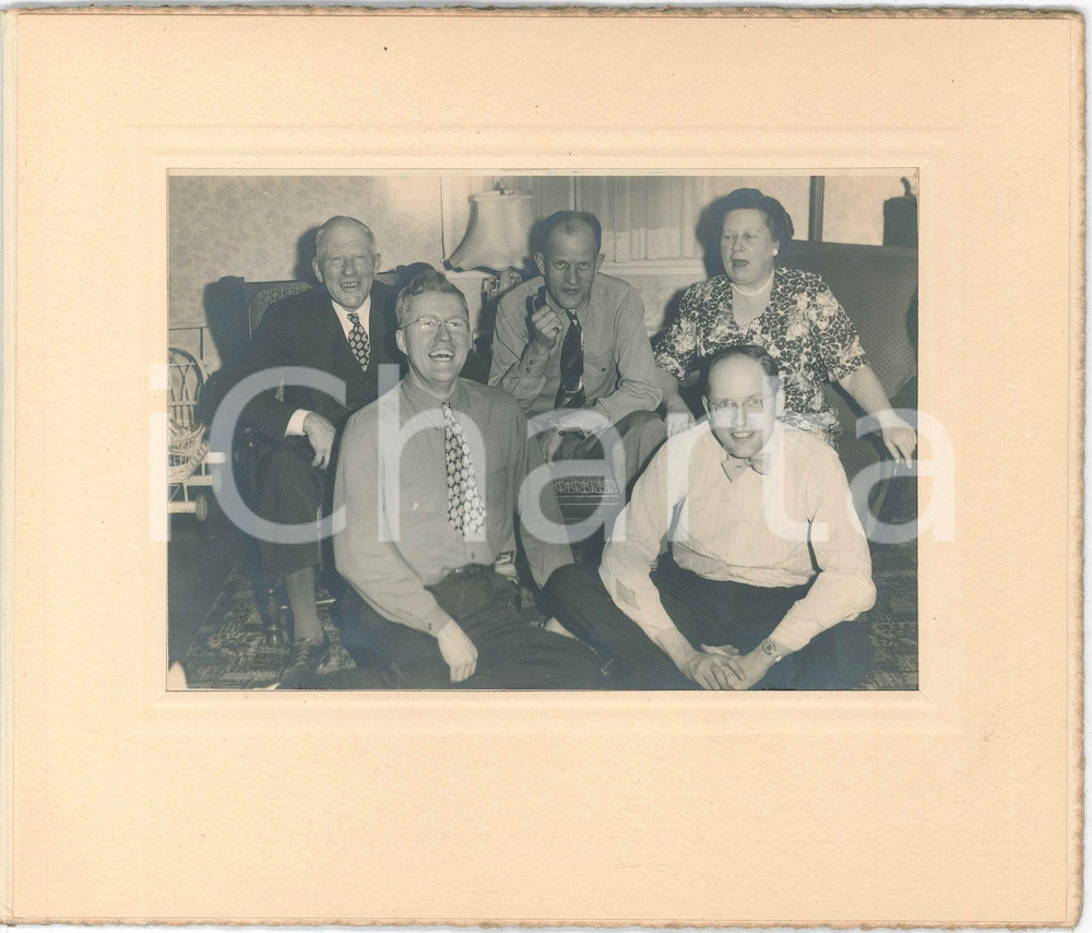 1950 ca USA - Family - Group photo in the living room (2) Vintage photo 24x20 cm Fotografia originale d'epoca, montata su cartoncino rigido, con copertina.Didascalia manoscritta applicata al verso con adesivo. GOOD/buono  Formato: 24x20 cm originale e autentica 1