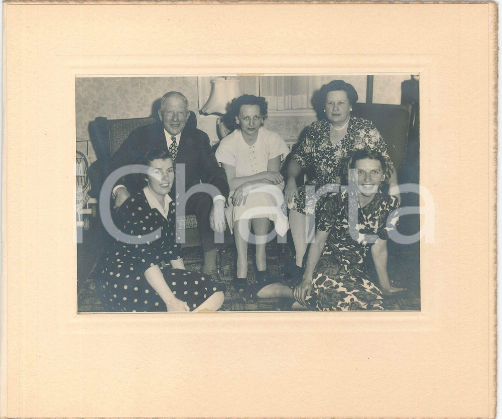 1950 ca USA - Family - Group photo in the living room (1) Vintage photo 24x20 cm Fotografia originale d'epoca, montata su cartoncino rigido, con copertina.Didascalia manoscritta applicata al verso con adesivo. GOOD/buono  Formato: 24x20 cm originale e autentica 1