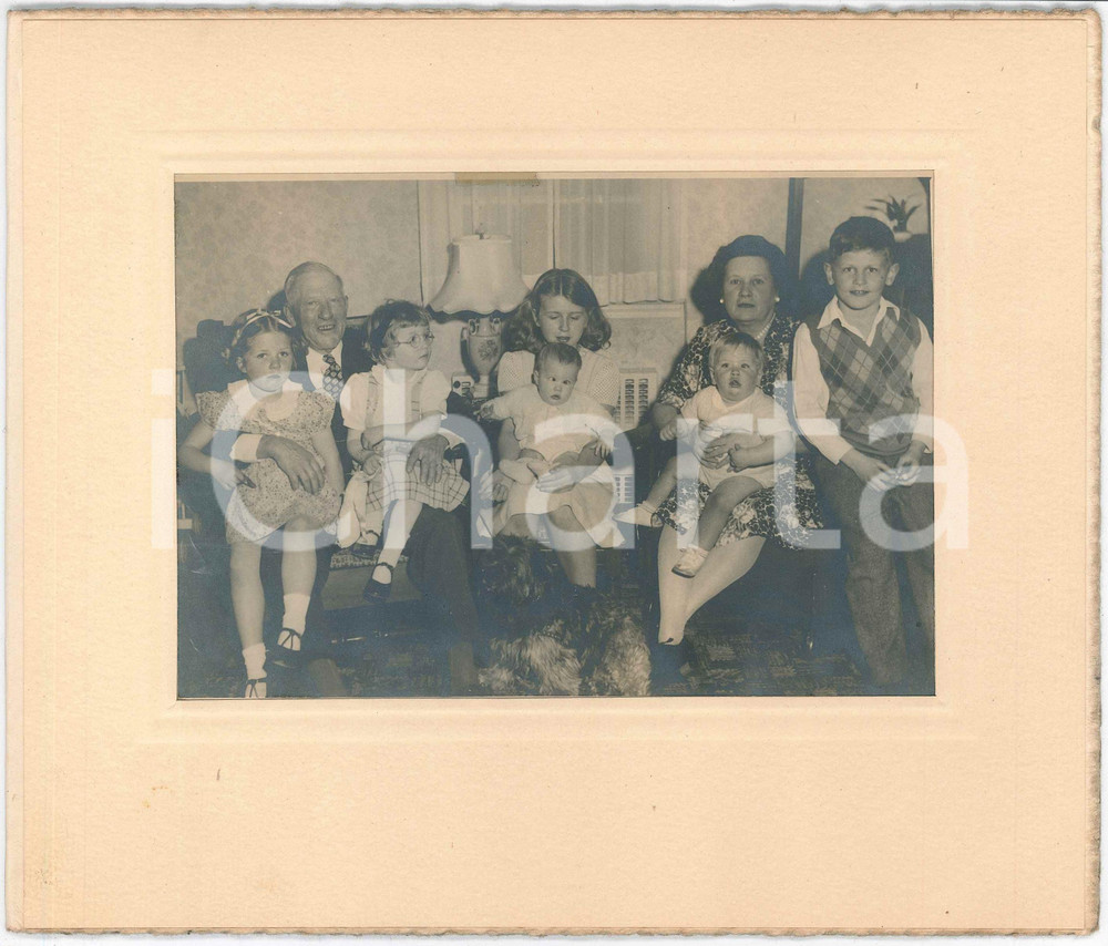 1950 ca USA - Family - Grandparents and grandchildren - Vintage photo 24x20 cm Fotografia originale d'epoca, montata su cartoncino rigido, con copertina.Didascalia manoscritta applicata al verso con adesivo. GOOD/buono  Formato: 24x20 cm originale e autentica 1