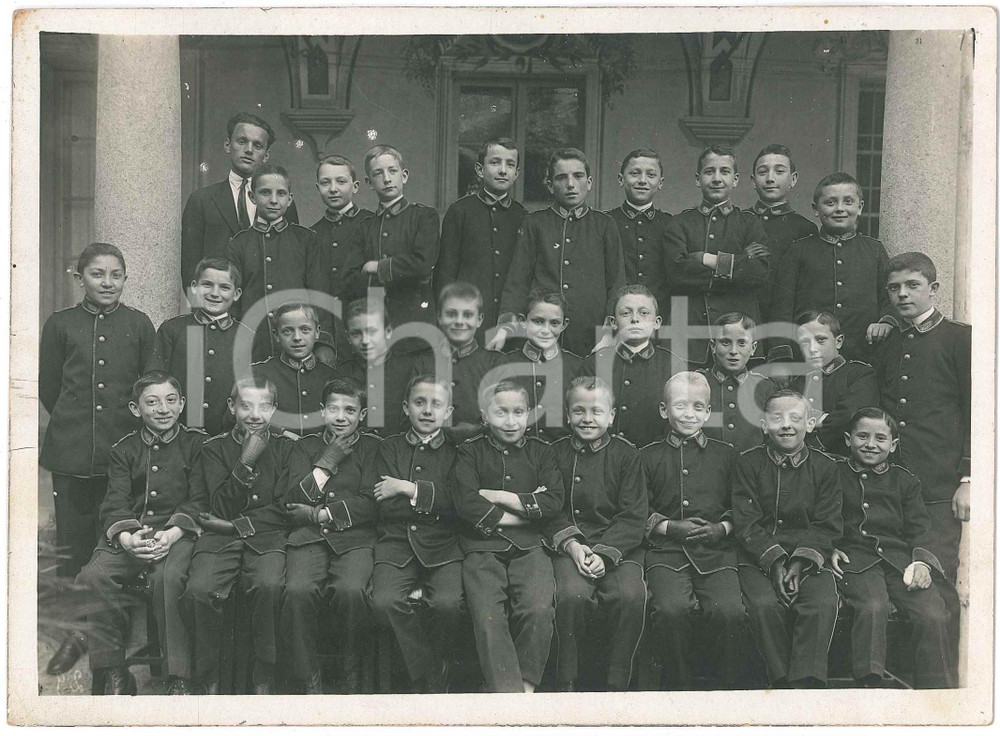 1935 ca INFANZIA - SCUOLA - Classe maschile in un collegio - Foto 18x13 cm Fotografia originale d'epoca. FAIR/discreto piegature angolari e minime macchie Formato: 18x13 cm originale e autentica 1