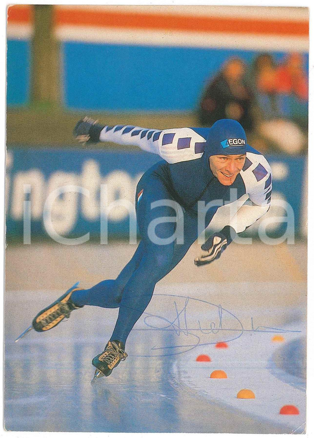 1985 ITALIA PATTINAGGIO Maurizio MARCHETTO - Foto seriale con AUTOGRAFO 10x15 cm Fotografia seriale con autografo al recto e al verso.Viaggiata.CONDIZIONI: F (smussature angolari)FORMATO: 10x15 cm     originale e autentica 1