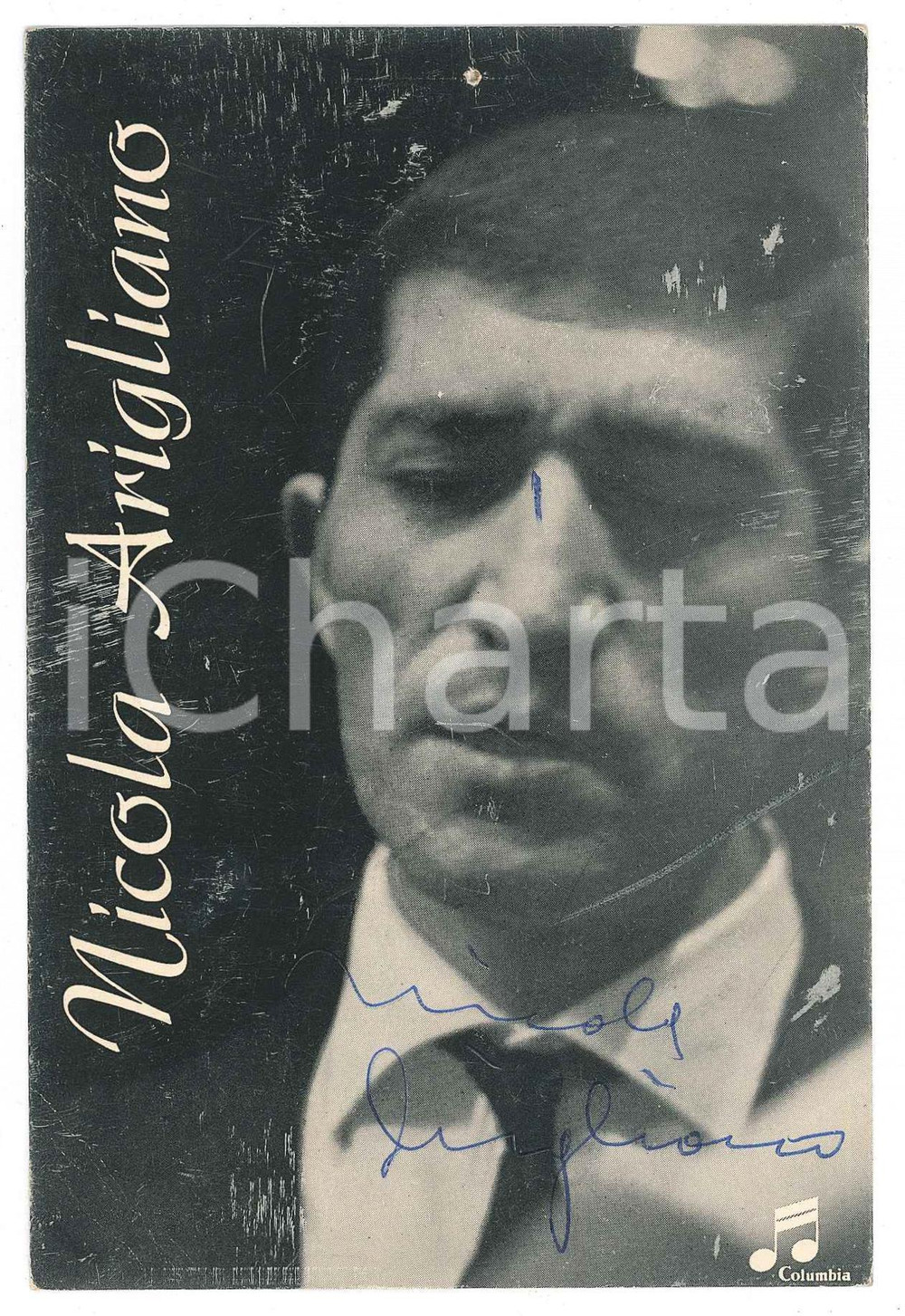 1960 ca Cantante Nicola ARIGLIANO - Foto seriale con AUTOGRAFO 10x15 cm Fotografia seriale con autografo.CONDIZIONI: P (piegature angolari; foro di affissione al lato superiore; graffi)FORMATO: 10x15 cm     originale e autentica 1