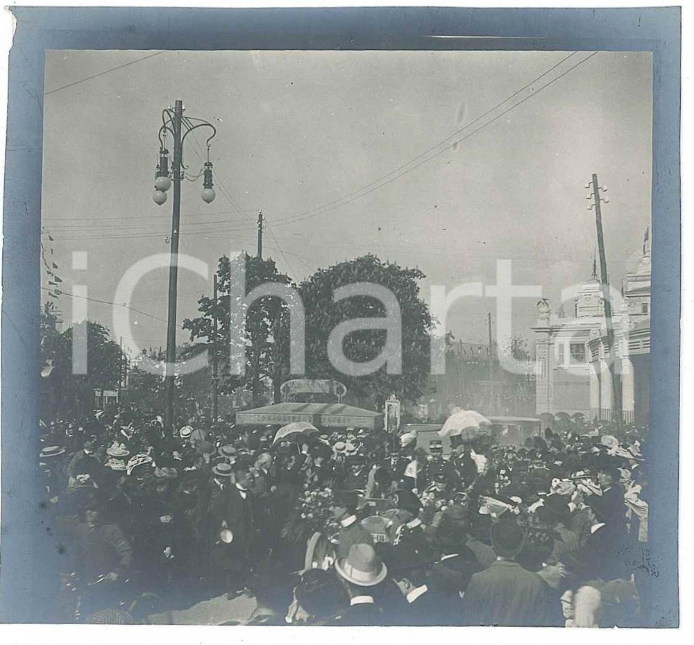 1906 EXPO MILANO Folla di visitatori - Chiosco cartoline ufficiali - Foto Fotografia originale d'epoca.  GOOD/buono ma minima mancanza marginale Formato:  8,5x8,5 cm originale e autentica 1