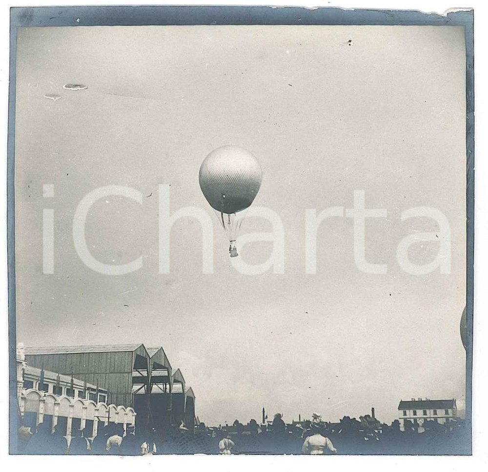 1906 EXPO MILANO Folla al Parco Aerostatico - Foto 8,5x8,5 cm Fotografia originale d'epoca.  FAIR/discreto lieve abrasione al lato superiore; difetti di stampa Formato: 8,5x8,5 cm originale e autentica 1