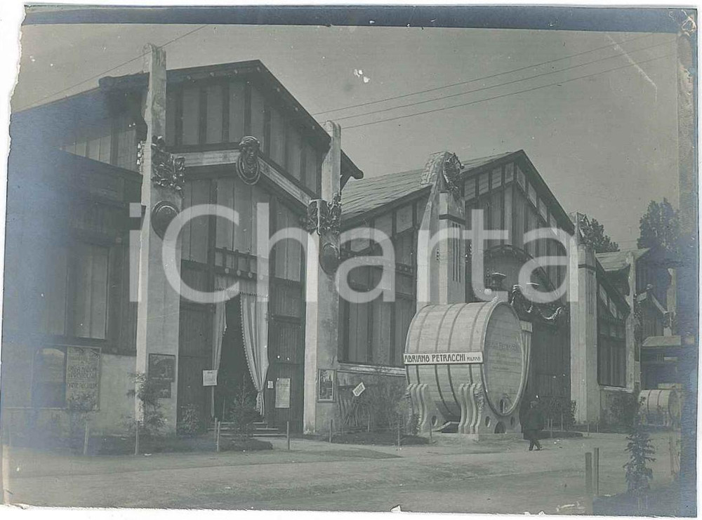 1906 EXPO MILANO Padiglione con botte Adriano PETRACCHI - Foto 10x8 cm Fotografia originale d'epoca.  FAIR/discreto piccola mancanza angolare; difetti di stampa Formato: 10x8 cm originale e autentica 1