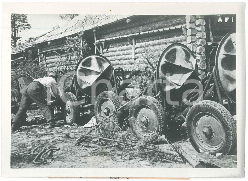 1941 WW2 FINLANDIA Lanciabombe sovietici sequestrati ai russi - Foto Fotografia originale d'epoca, con didascalia dattiloscritta al verso. FAIR/discreto piccola piegatura angolare Formato: 18x13 cm originale e autentica 1