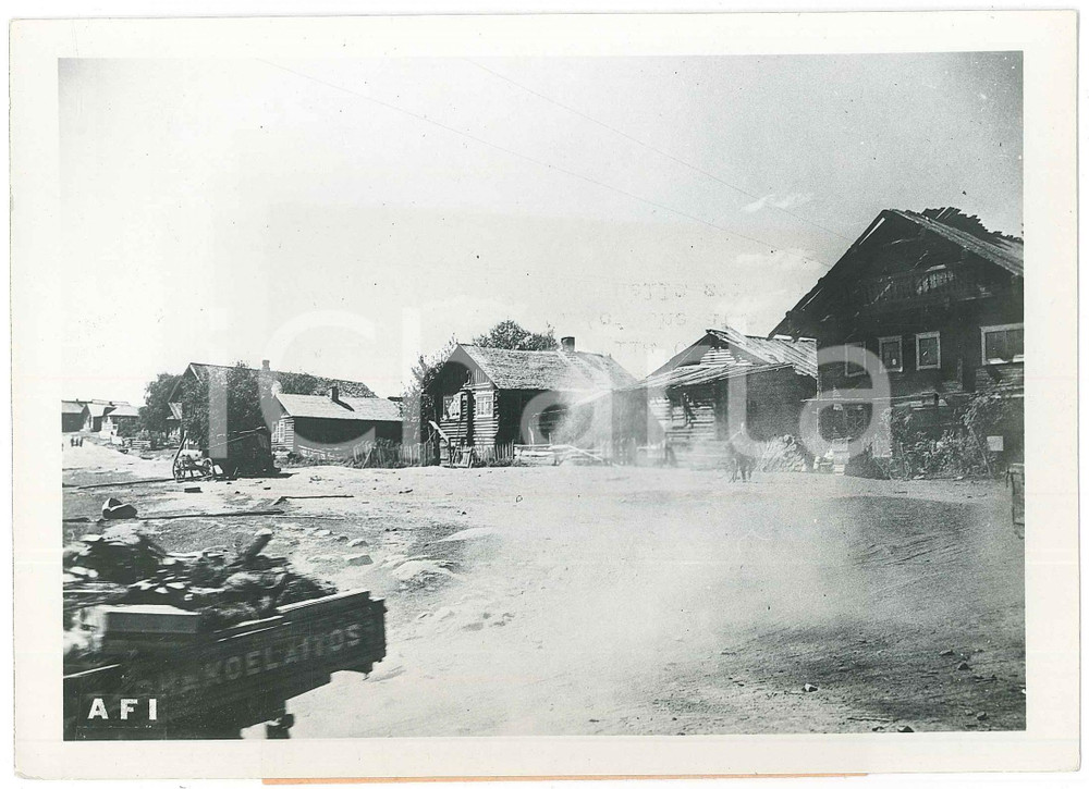 1941 WW2 CARELIA / FINLANDIA Avanzata truppe finniche in un villaggio - Foto Fotografia originale d'epoca, con didascalia dattiloscritta. FAIR/discreto difetto di stampa; sovraimpressione di inchiostro al recto  originale e autentica 1