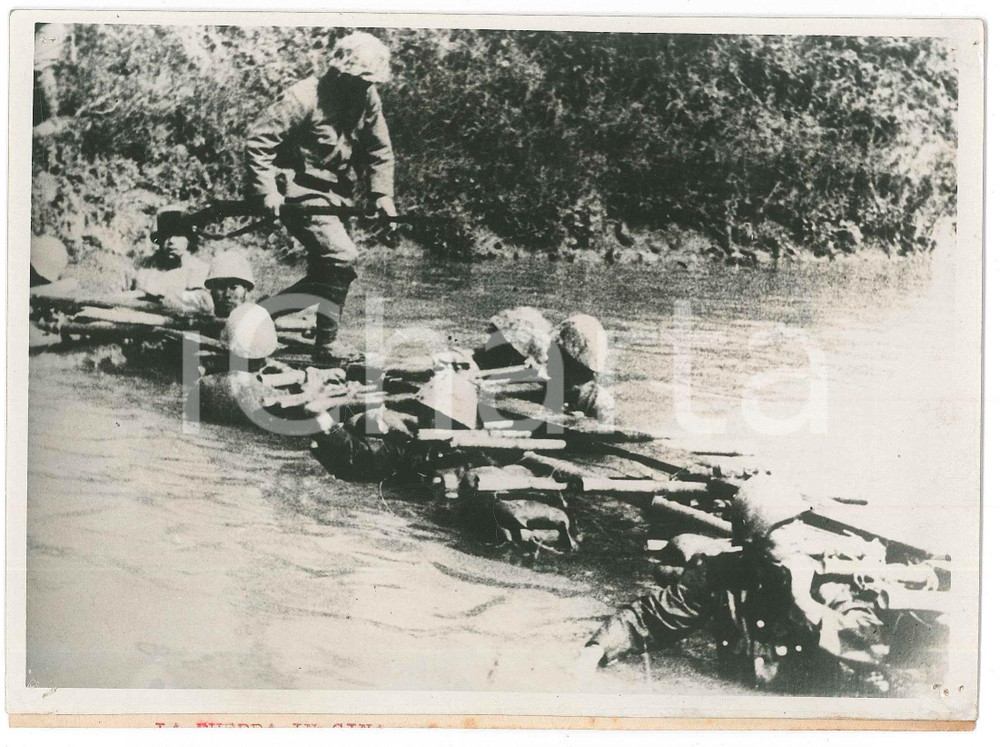 1938 2^ GUERRA SINO-GIAPPONESE - Giapponesi costruiscono ponte di canne - Foto Fotografia originale d'epoca, con didascalia dattiloscritta. FAIR/discreto fori di affissione angolari Formato: 18x13 cm originale e autentica 1