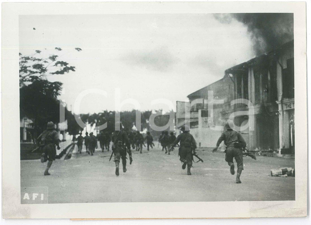 1942 WW2 Area di MANDALAY (BIRMANIA) Truppe giapponesi in rastrellamento - Foto Fotografia originale d'epoca, con didascalia dattiloscritta. POOR/danneggiato piegature all'angolo inferiore destro e lievi macchie; difetti di stampa Formato: 18x13 cm originale e autentica 1
