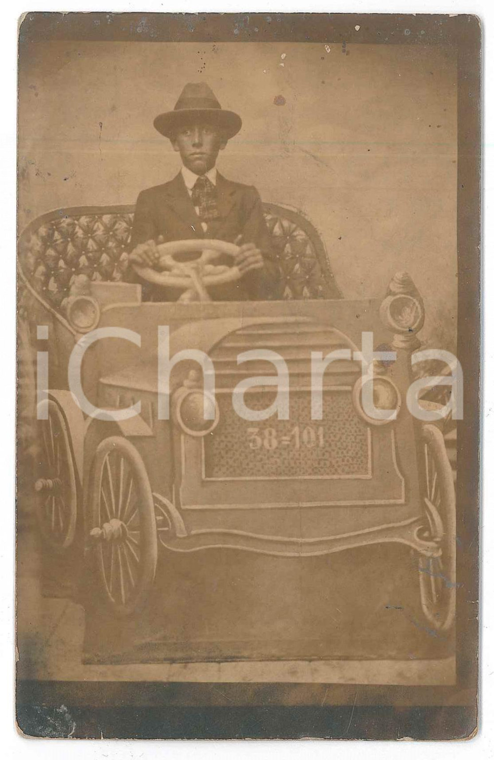1900 ca ITALIA Uomo guida finta automobile - Ritratto - Fotografia 9x14 cm  Fotografia d'epoca in formato cartolina postale. POOR/danneggiato Gualciture, piegature e smussature diffuse Formato: 9x14 cm originale e autentica 1