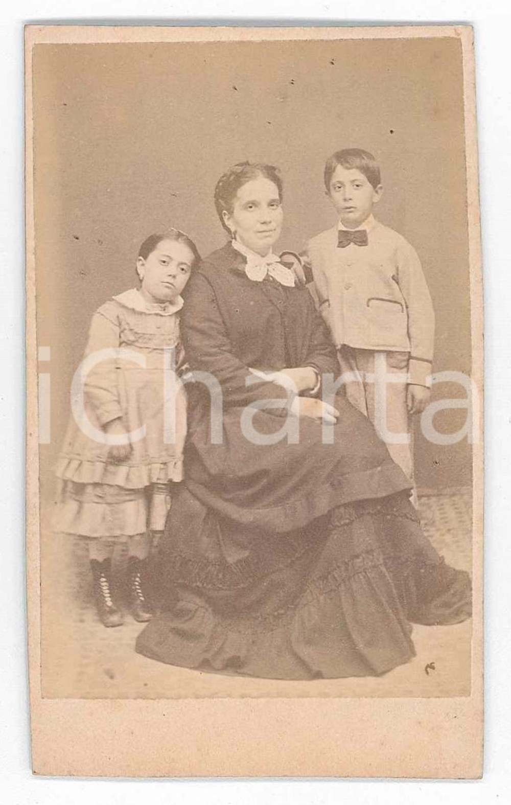 1870 ca ITALIA Ritratto di madre con figli - Foto CDV 6x10 cm  Fotografia d'epoca, su cartoncino. FAIR/discreto Abrasione al verso Formato: CDV (6x10 cm) originale e autentica 1