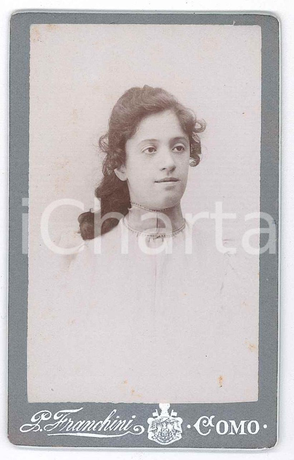 1880 ca. COMO - Ritratto giovane donna con abito bianco - Foto FRANCHINI CDV  Fotografia d'epoca, su cartoncino rigido.FOTOGRAFO: P. FranchiniComo - corso Vittorio Emanuele n. 33 FAIR/discreto Piccole abrasioni al lato inferiore e piccole macchie Formato: 6 x 10 cm originale e autentica 1
