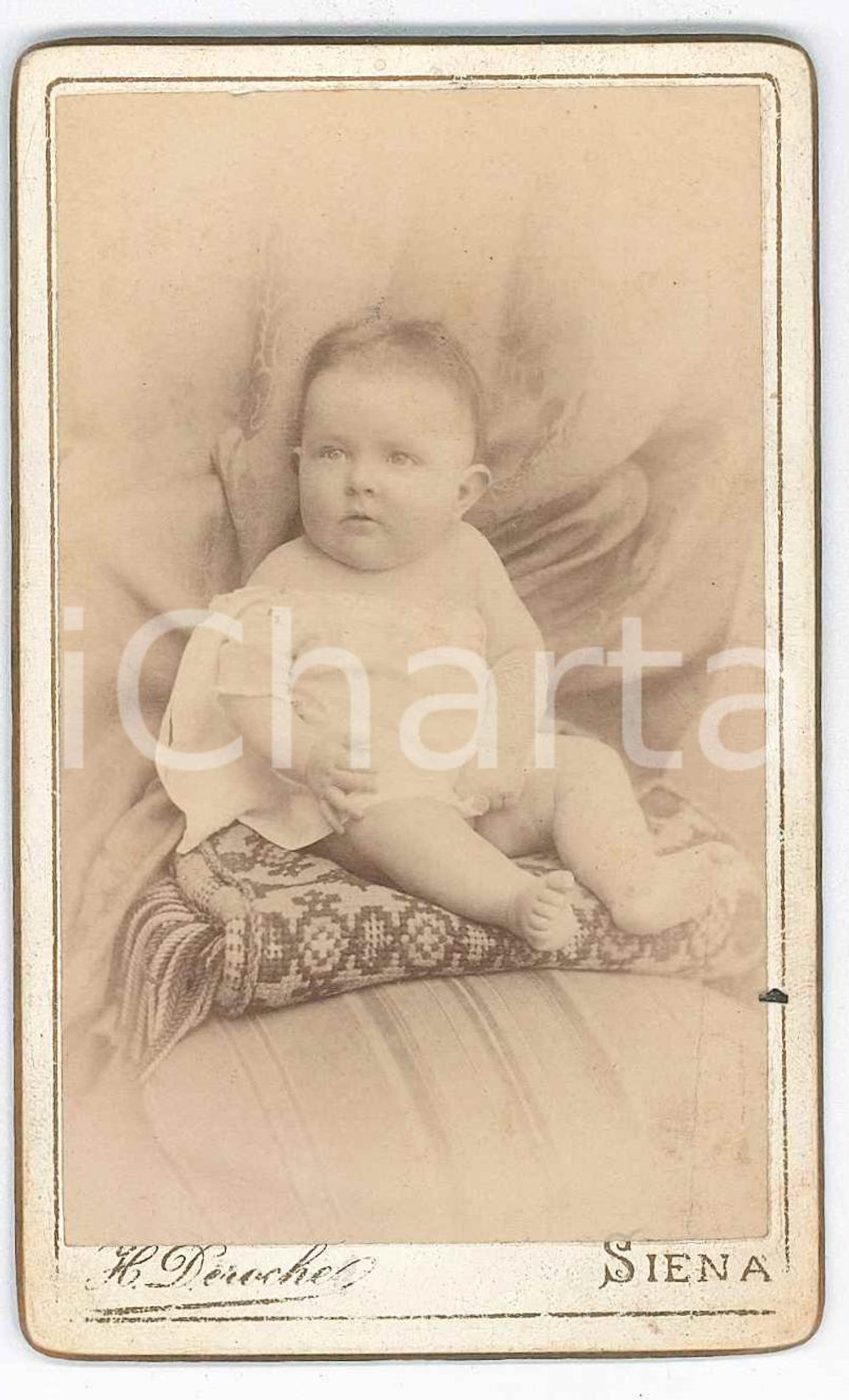 1880 ca. SIENA - Ritratto di bambino - Foto DEROCHE CDV (2)  Fotografia d'epoca, su cartoncino rigido.FOTOGRAFO: Hippolyte Deroche, Siena, Piazza S. Spirito n. 5 FAIR/discreto Sbiaditure al lato inferiore, piccoli segni al lato superiore Formato: 6 x 10 cm originale e autentica 1