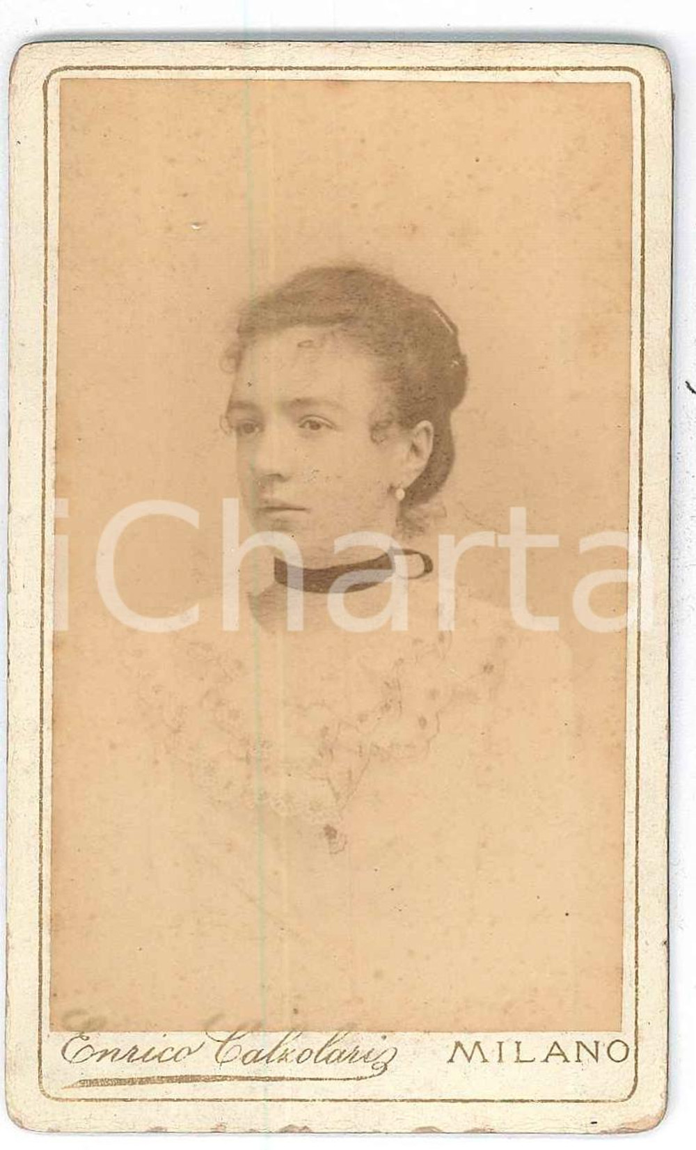 1870 ca MILANO Ritratto di giovane donna - Foto Enrico CALZOLARI - CDV  Fotografia d'epoca, su cartoncino.FOTOGRAFO: Enrico Calzolari - Milano, Via San Damiano 12 FAIR/discreto Residui di incollatura al verso Formato: CDV (6x10 cm) originale e autentica 1