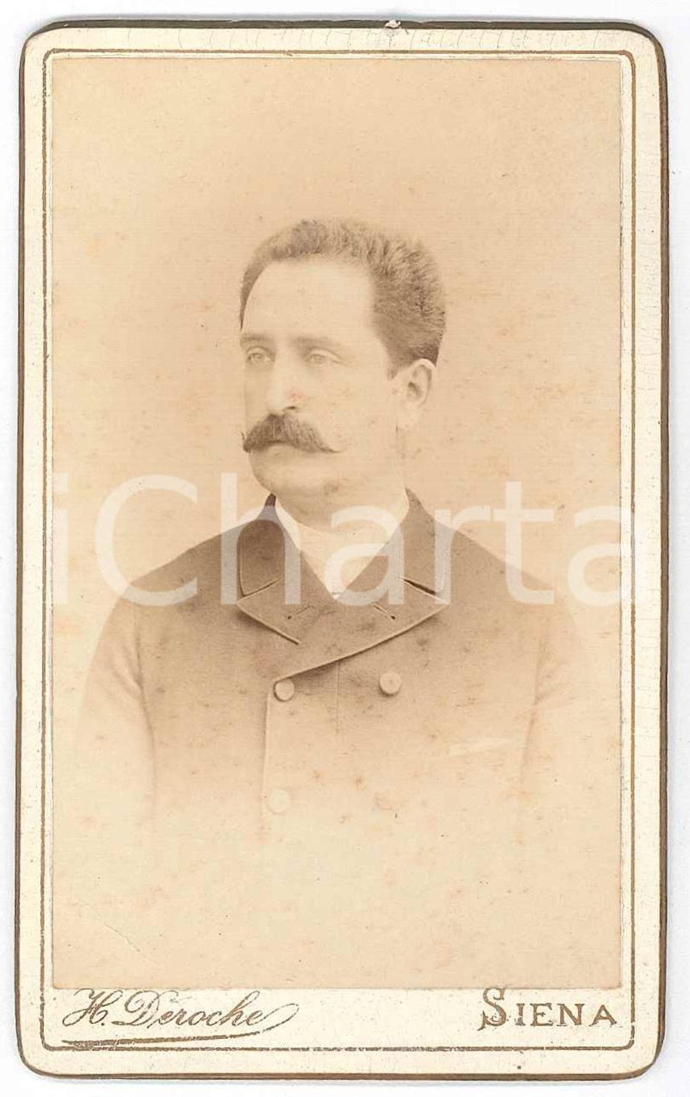 1880 ca. SIENA - Uomo con giacca - Ritratto - Foto DEROCHE - CDV  Fotografia d'epoca, su cartoncino rigido.FOTOGRAFO: Hippolyte Deroche, Siena, Piazza S. Spirito n. 5 FAIR/discreto Piccola piegatura all'angolo inferiore sinistro e lieve abrasione al lato superiore Formato: 6 x 10 cm originale e autentica 1