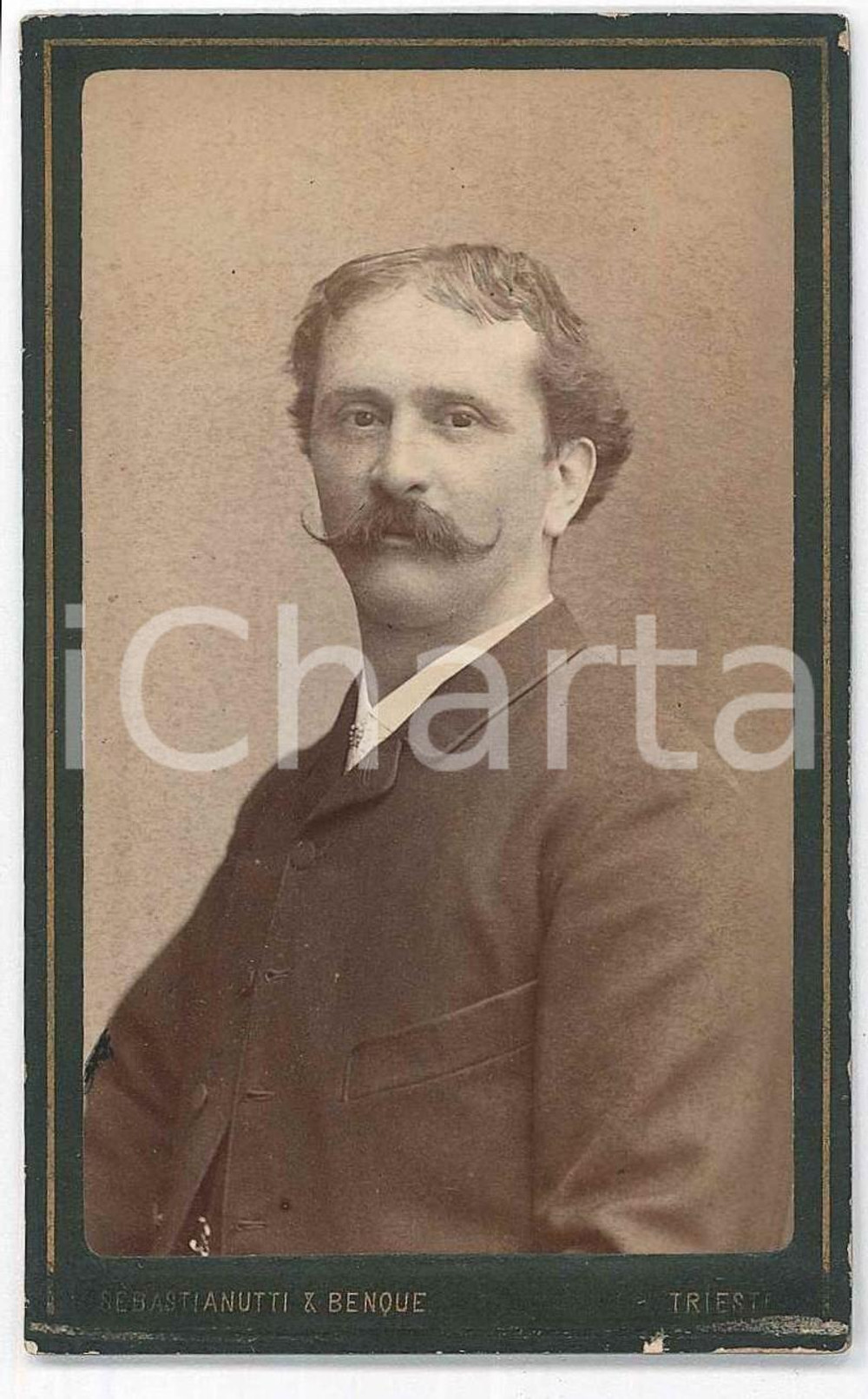 1890 ca. TRIESTE - Ritratto di uomo in giacca - Foto SEBASTIANUTTI & BENQUE  Fotografia d'epoca, su cartoncino rigido.FOTOGRAFO: Sebastianutti &amp; BenqueTrieste - via dell'Annunziata 11 FAIR/discreto Lievi abrasioni e smussature angolari Formato: 6 x 10 cm originale e autentica 1