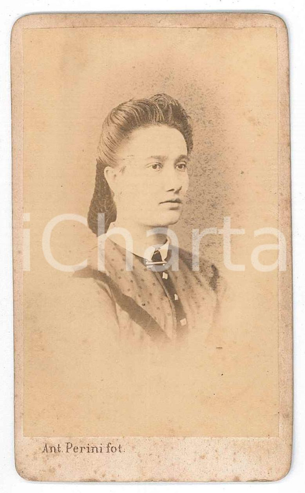 1880 ca. VENEZIA - Ritratto di giovane donna - Foto PERINI - CDV  Fotografia d'epoca, su cartoncino rigido.FOTOGRAFO: Antonio Perini - Venezia, Calle Larga S. Marco Ponte dell'Angelo n. 403 FAIR/discreto Fioriture, piccole macchie, abrasione al verso. Formato: 6 x 10 cm originale e autentica 1