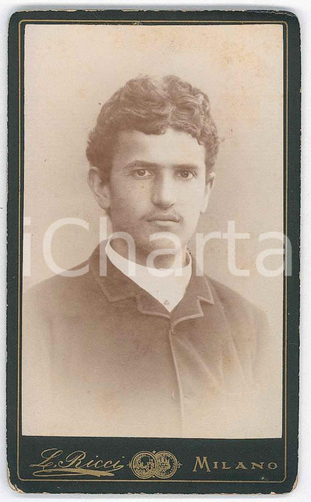 1890 ca. MILANO - Ritratto di giovane uomo - Foto RICCI - CDV  Fotografia d'epoca, su cartoncino rigido.FOTOGRAFO: L. Ricci Milano - Corso V. Emanuele n. 22  FAIR/discreto Abrasioni angolari, minime fioriture Formato: 6 x 10 cm originale e autentica 1