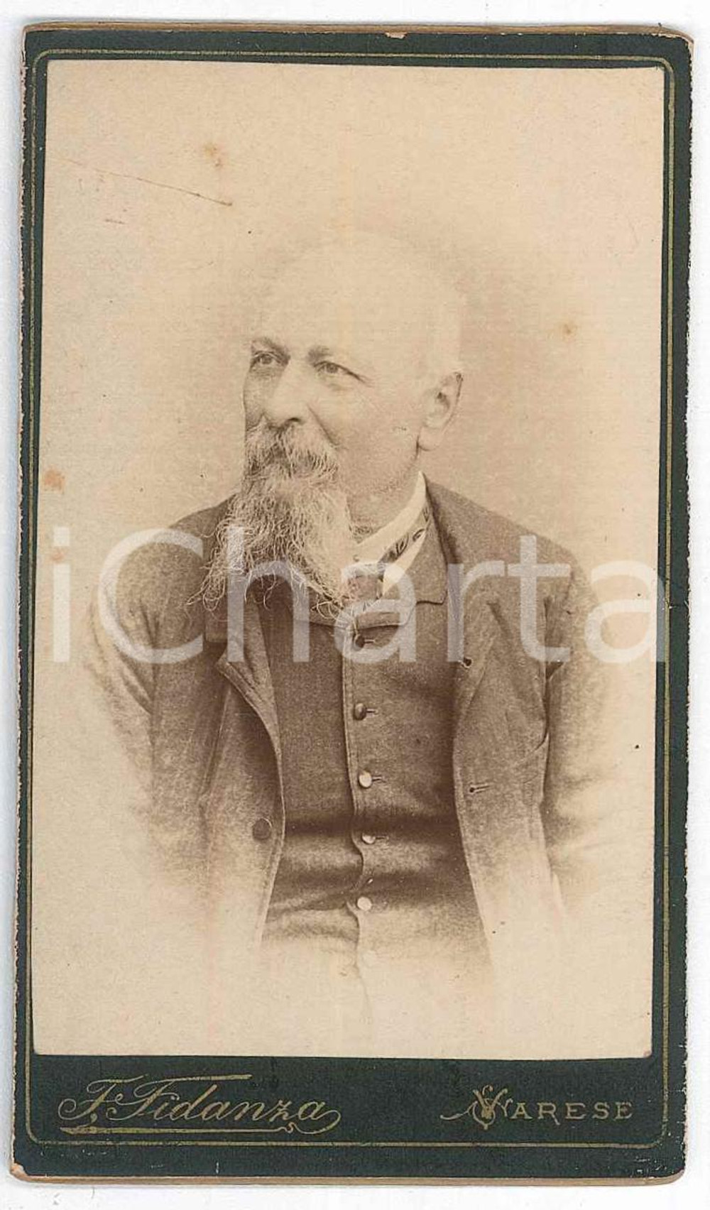 1890 ca. VARESE - Ritratto di uomo anziano - Foto FIDANZA - CDV  Fotografia d'epoca, su cartoncino rigido.FOTOGRAFO: Francesco FidanzaVarese - Corso V. Emanuele n. 54  FAIR/discreto Minime abrasioni angolari e al lato superiore, anche al verso abrasioni angolari. Formato: 6 x 10 cm originale e autentica 1
