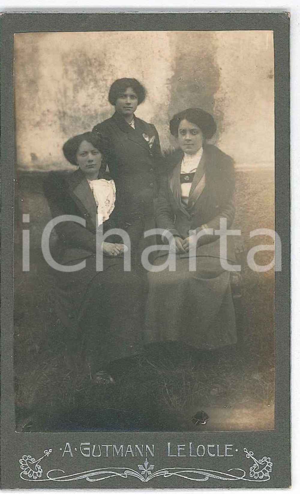 1890 ca LE LOCLE (SUISSE) Ritratto di madre e figlie - Foto A. GUTMANN - CDV  Fotografia d'epoca, su cartoncino.Al verso timbro del fotografo Luca Baratelli di Chiasso (Trasfere Villa Caridi)FOTOGRAFO: A. Gutmann - Le Locle - Rue des Envers 49 e Rue Henry Grandjean GOOD/buono  Formato: CDV (6x10 cm) originale e autentica 1