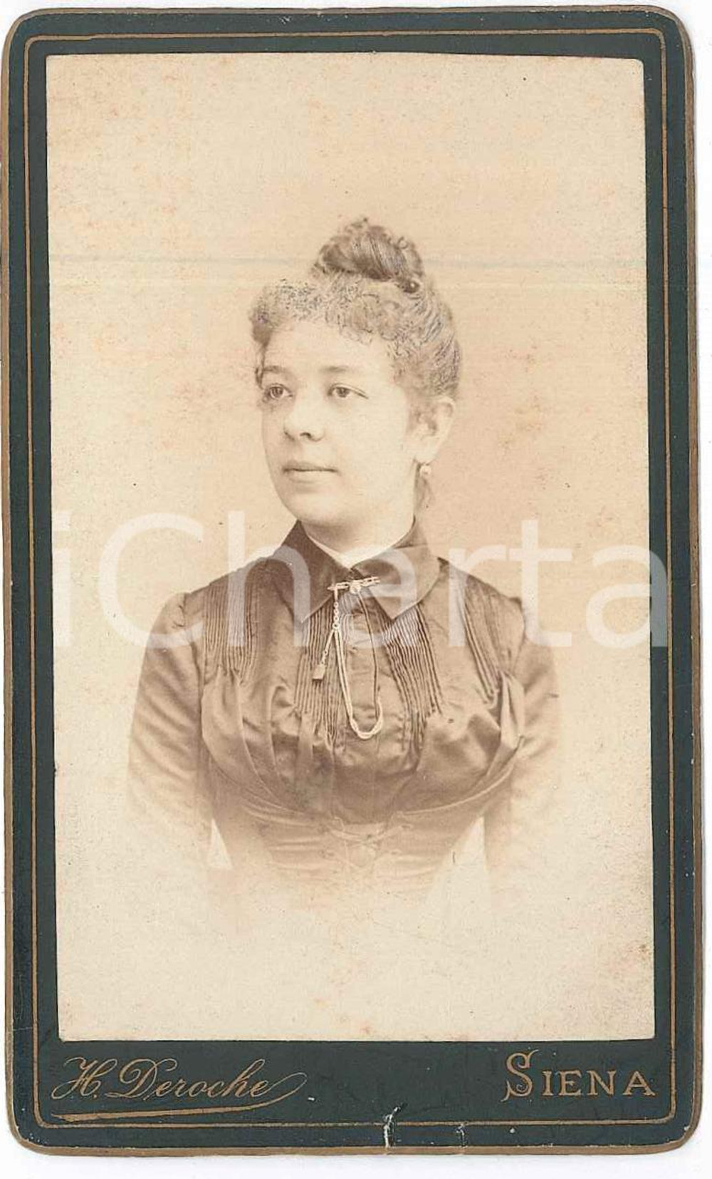 1880 ca. SIENA - Ritratto di giovane donna in abito elegante - Foto DEROCHE CDV  Fotografia d'epoca, su cartoncino rigido.FOTOGRAFO: Hippolyte DerocheSiena - Piazza S. Spirito n. 5 FAIR/discreto Abrasione e segno al lato inferiore Formato: 6 x 10 cm originale e autentica 1