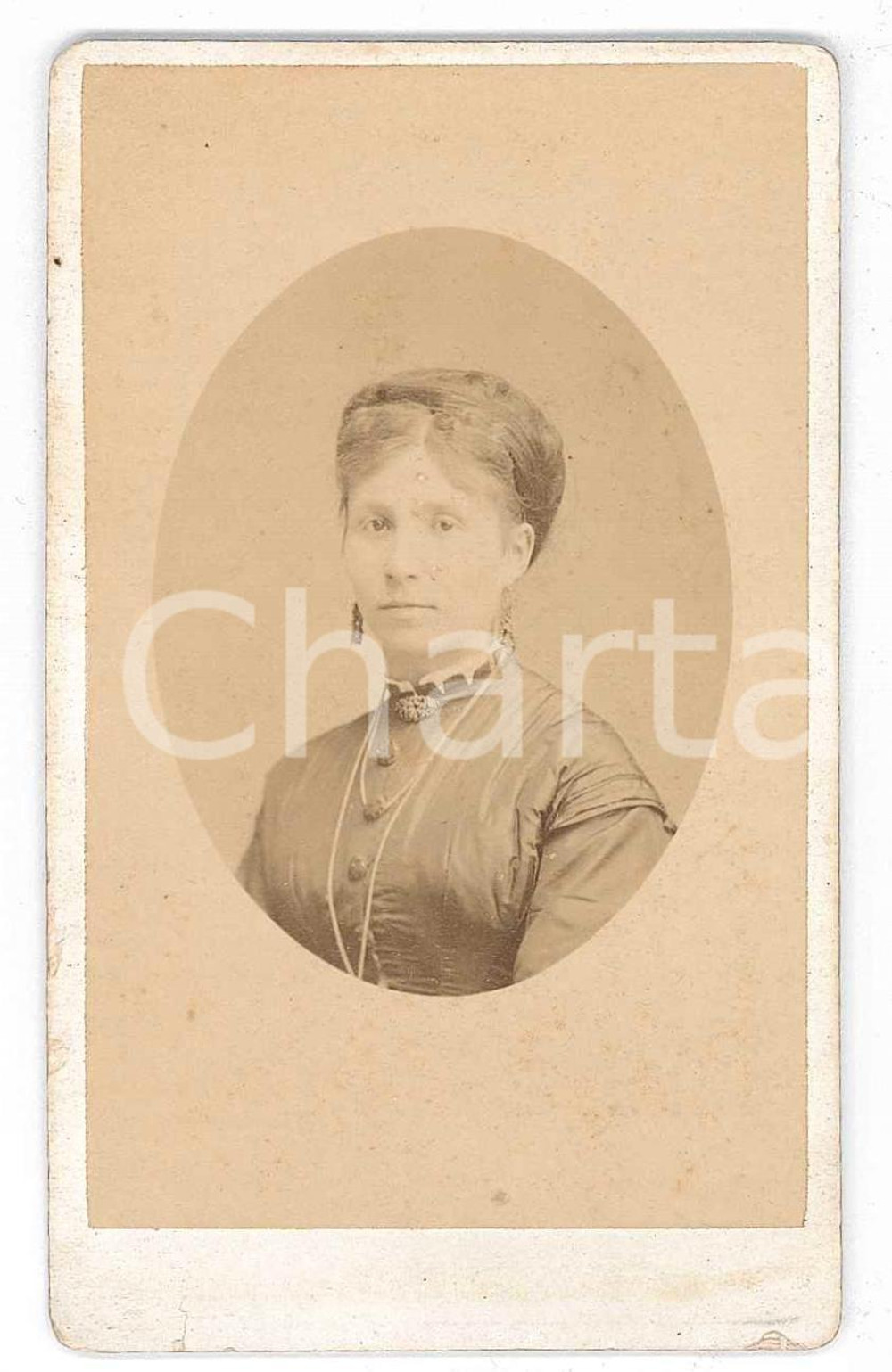 1880 ca MILANO Ritratto di donna con pendenti *Foto MONTABONE CDV Fotografia d'epoca su cartoncino morbido.FOTOGRAFO: Montabone - Milano, Corso Vittorio Emanuele 22 GOOD/buono  Formato: 6x10 cm originale e autentica 1