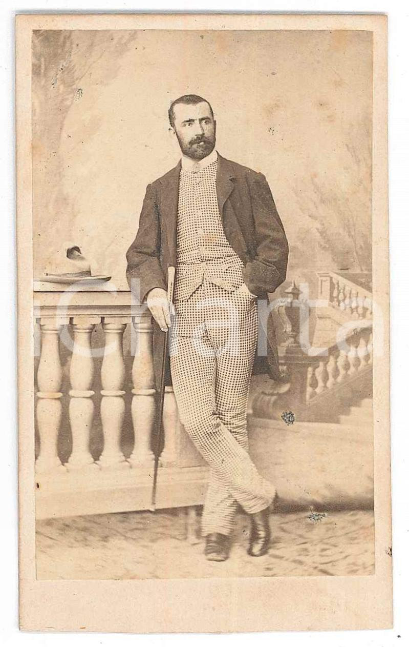 1900 ca CASTEGGIO (PV) Uomo con bastone da passeggio - Foto David CICALA - CDV  Fotografia d'epoca, su cartoncino.FOTOGRAFO: David Cicala - Casteggio GOOD/buono  Formato: CDV (6x10 cm) originale e autentica 1