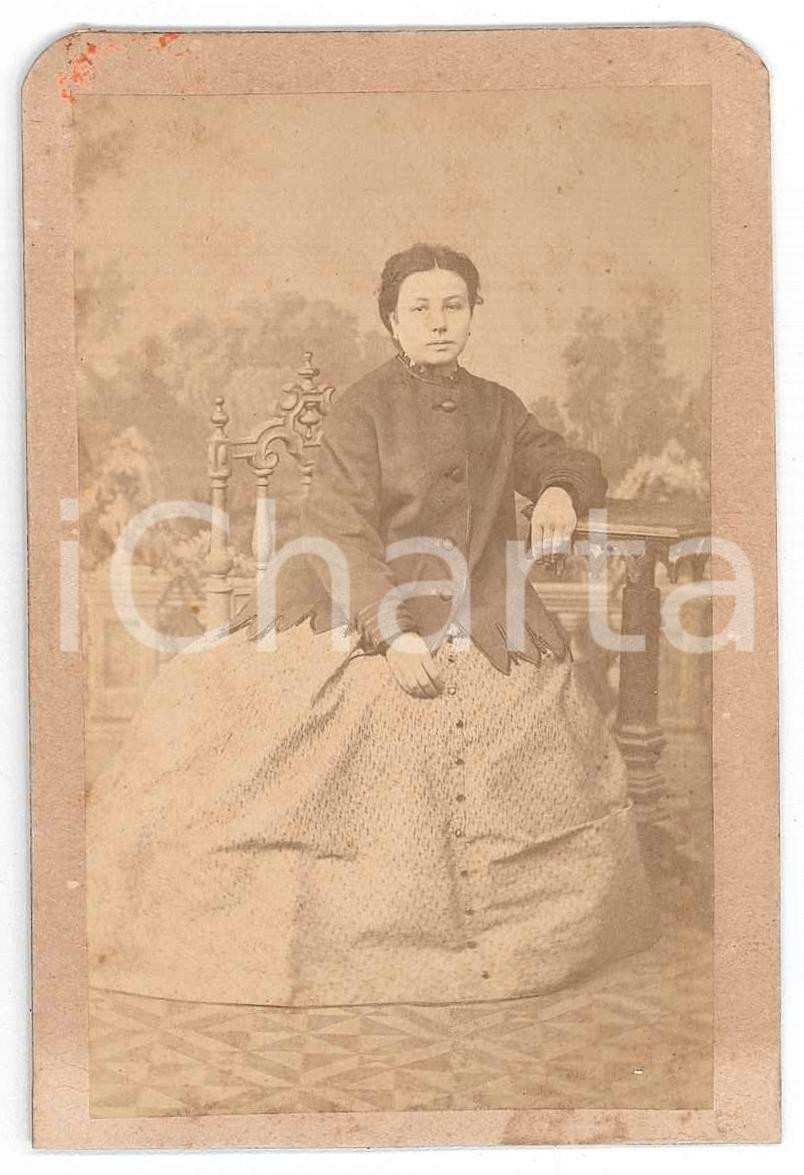 1870 ca VICENZA Ritratto di donna seduta - Foto FARINA-BOLO 6x10 cm Fotografia d'epoca montata su cartoncino rigido. POOR/danneggiato margini rifilati; abrasione al verso Formato: 6x10 cm originale e autentica 1