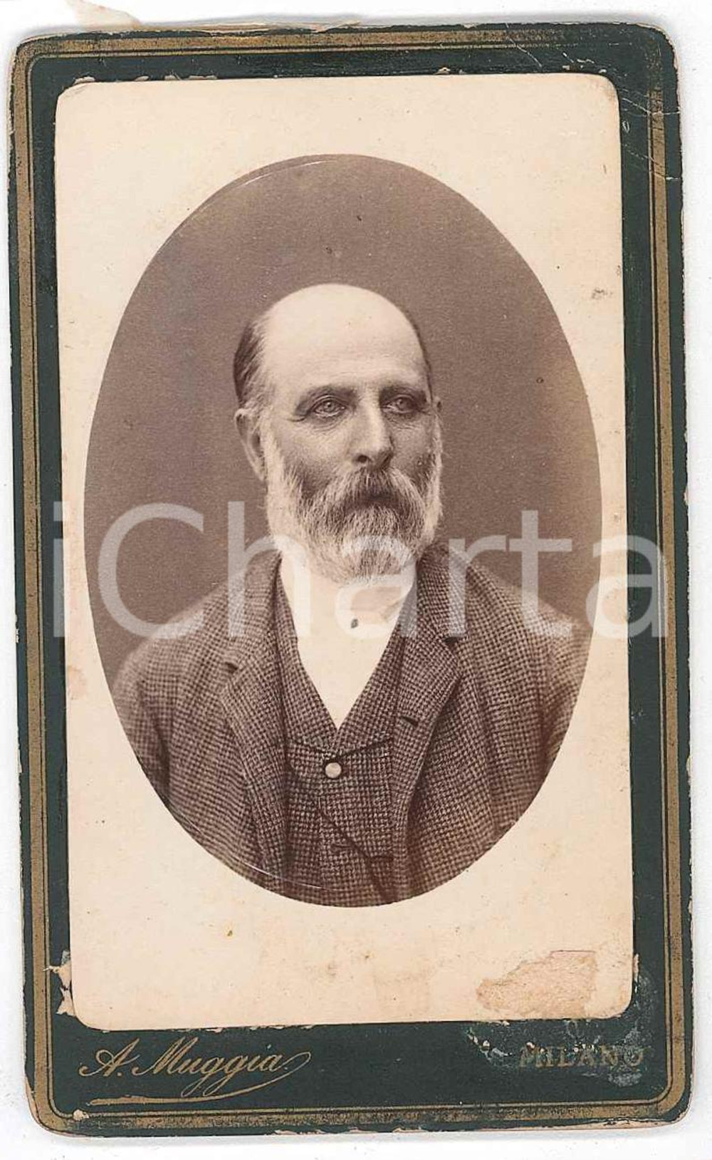 1880 ca MILANO Ritratto maschile in abito a quadretti - Fotografia A. MUGGIA CDV Fotografia d'epoca, su cartoncino rigido. FAIR/discreto residui cartacei al recto e abrasioni al verso Formato: 6x10 cm originale e autentica 1