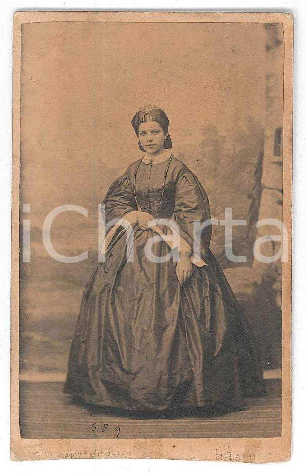1870 ca MILANO Ritratto di donna con ventaglio - Foto G. B. GANZINI - CDV  Fotografia d'epoca, su cartoncino.FOTOGRAFO: Stabilimento Fotografico G.B. Ganzini - Milano, Via dell'unione, 4 POOR/danneggiato Abrasioni al verso, lievi smussature agli angoli, margine inferiore rifilato a mano Formato: CDV (6x10 cm) originale e autentica 1