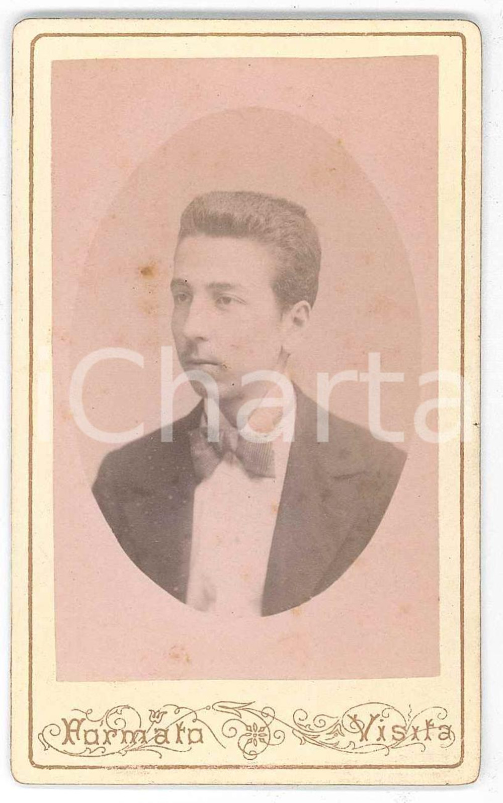 1890 ca NAPOLI Giovane uomo con cravattino - Ritratto * Foto AJELLO 6x10 cm Fotografia d'epoca montata su cartoncino rigido.FOTOGRAFO: Napoli - Piazza Depretis 2  GOOD/buono ma lievi fioriture Formato: 6x10 cm originale e autentica 1