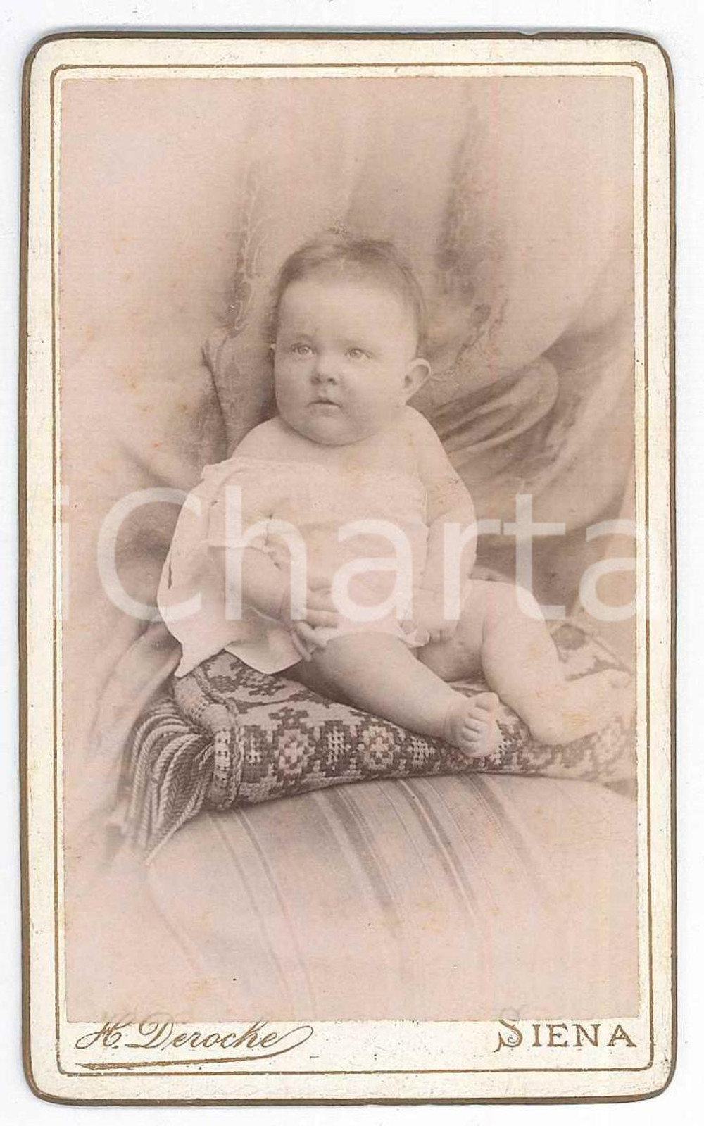1880 ca. SIENA - Ritratto di bambino - Foto H. DEROCHE CDV  Fotografia d'epoca, su cartoncino rigido.FOTOGRAFO: Hippolyte Deroche, Siena, Piazza S. Spirito n. 5 GOOD/buono Piccoli segni al lato superiore e minime fioriture Formato: 6 x 10 cm originale e autentica 1