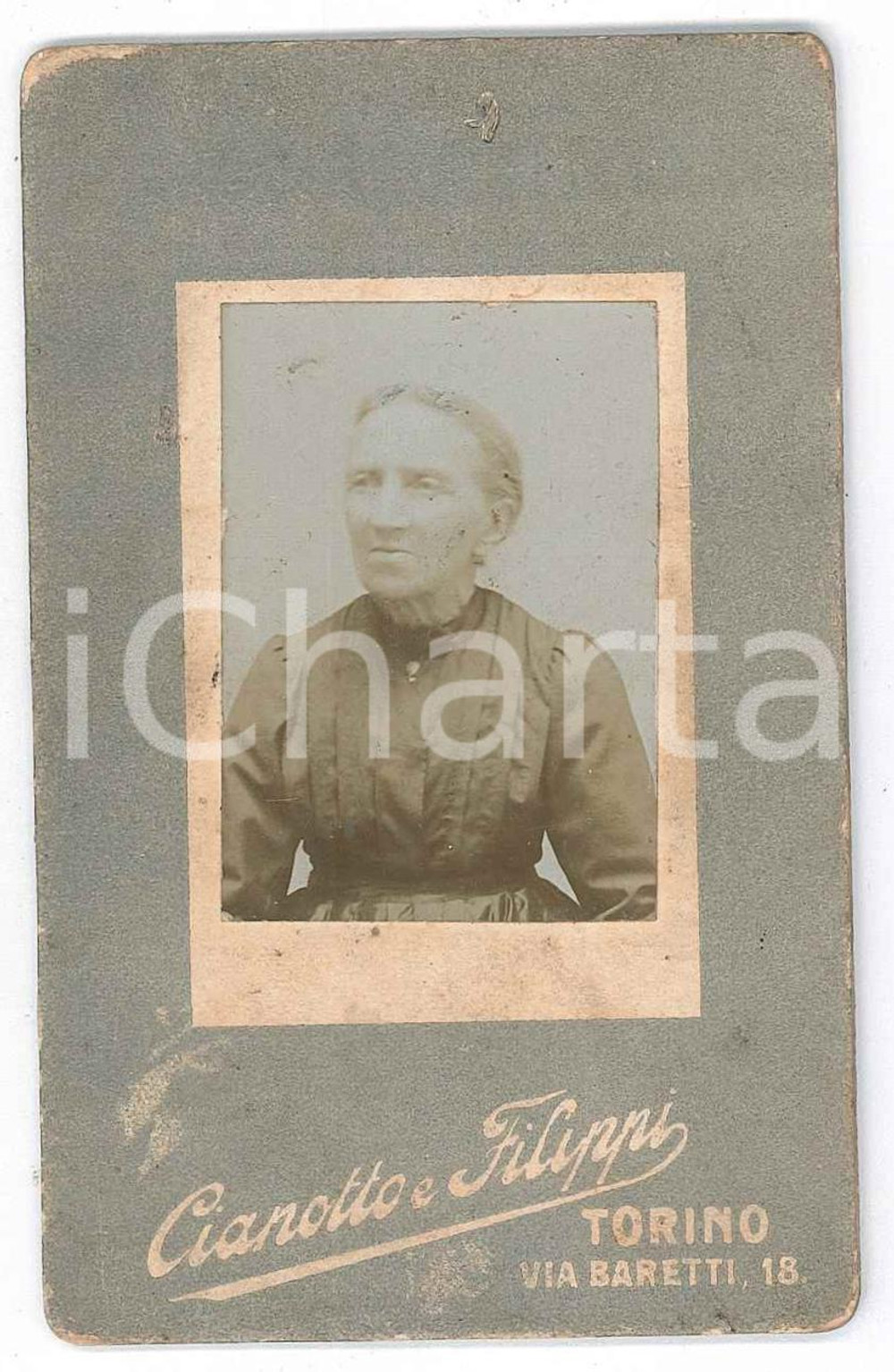 1900 ca TORINO Ritratto di anziana donna - Foto CIANOTTO & FILIPPI 6x10 cm Fotografia d'epoca montata su cartoncino rigido.FOTOGRAFO: Giuseppe Cianotto - Torino, via Baretti 18  FAIR/discreto rosure marginali e lievi macchie; segni a matita al verso Formato: 6x10 cm originale e autentica 1