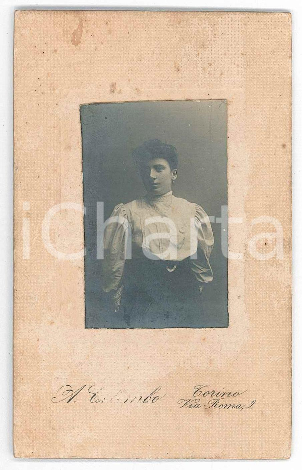 1908 TORINO - Ritratto di giovane donna - Fotografia 7x11 cm  Fotografia d'epoca, su cartoncino rigido.Torino - via Roma, 9 FAIR/discreto Fioriture e ingiallimento diffuso Formato: 7 x 11 cm originale e autentica 1