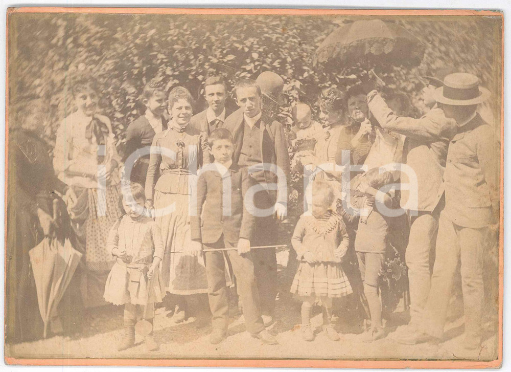 1900 ca LOMBARDIA (?) Ritratto di famiglia in giardino - Foto 18x13 cm Fotografia d'epoca, su cartoncino rigido. FAIR/discreto fotografia in buone condizioni, ma residui cartacei al verso Formato: 18x13 cm originale e autentica 1