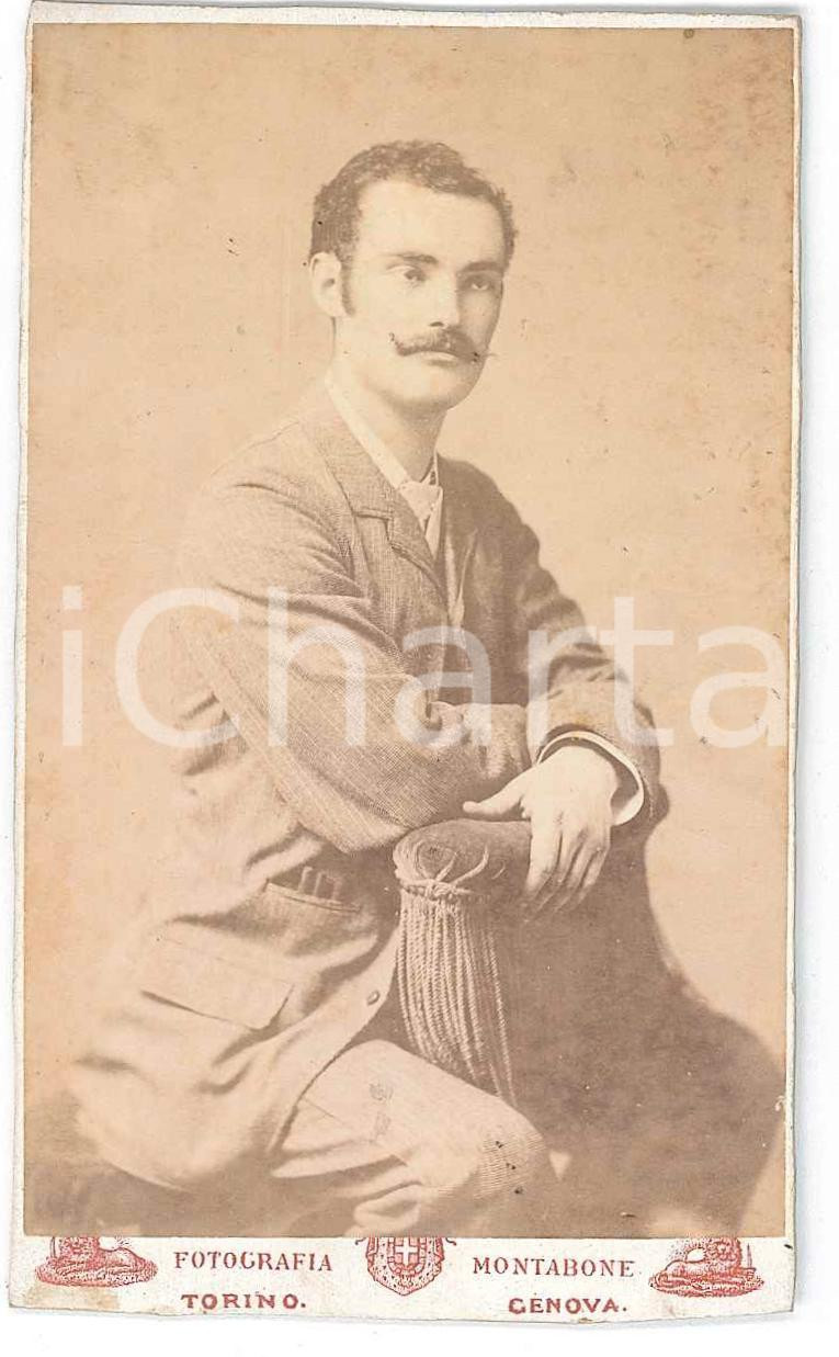 1890 ca. TORINO - Ritratto di giovane uomo seduto *Foto BERTELLI, SOTTERI, BOSCO  Fotografia d'epoca, su cartoncino rigido.FOTOGRAFO: Fotografia reale Bertelli, Sotteri e BoscoTorino - piazza S. Carlo 2 - Galleria Natta, 1Genova - via Nuova 8 FAIR/discreto Piccole macchie diffuse Formato: 6 x 10 cm originale e autentica 1