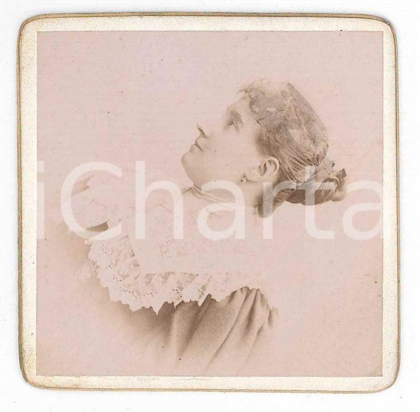 1890 ca MILANO Ritratto di giovane donna - Profilo - Foto GUIGONI & BOSSI 6x6 cm  Fotografia d'epoca, su cartoncino rigido.FOTOGRAFO: Guigoni &amp; Bossi - Milano, Corso Vittorio Emanuele, 13 GOOD/buono  Formato: 6x6 cm originale e autentica 1
