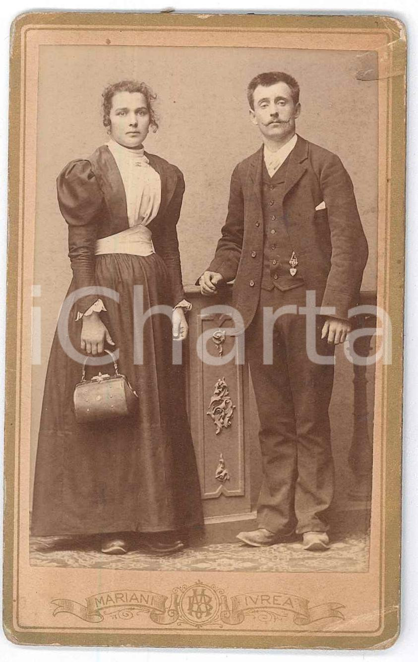 1890 ca. IVREA - Ritratto di giovane coppia *Foto MARIANI CDV  Fotografia d'epoca, su cartoncino rigido.FOTOGRAFO: MarianiIvrea - via Palestro n.9  POOR/danneggiato Piegature e abrasioni al lato inferiore e superiore, al verso segni di adesivo. Formato: 6 x 10 cm originale e autentica 1