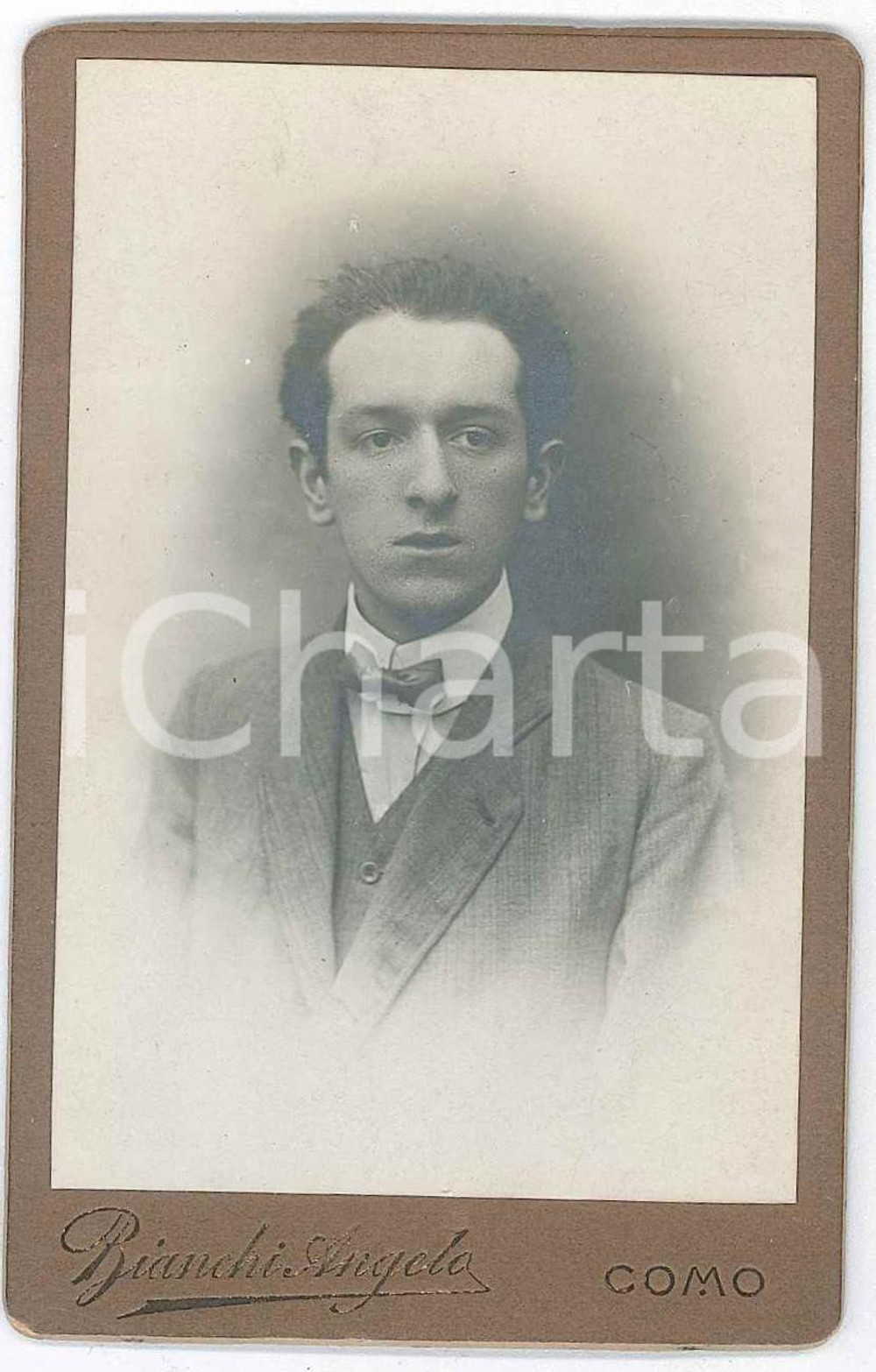 1911 COMO - Ritratto di giovane uomo - Foto BIANCHI CDV  Fotografia d'epoca, su cartoncino rigido.FOTOGRAFO: Angelo BianchiComo - via A. Volta n. 7 FAIR/discreto Piccoli segni al lato inferiore, abrasione all'angolo inferiore sinistro e piccoli segni Formato: 6 x 10 cm originale e autentica 1