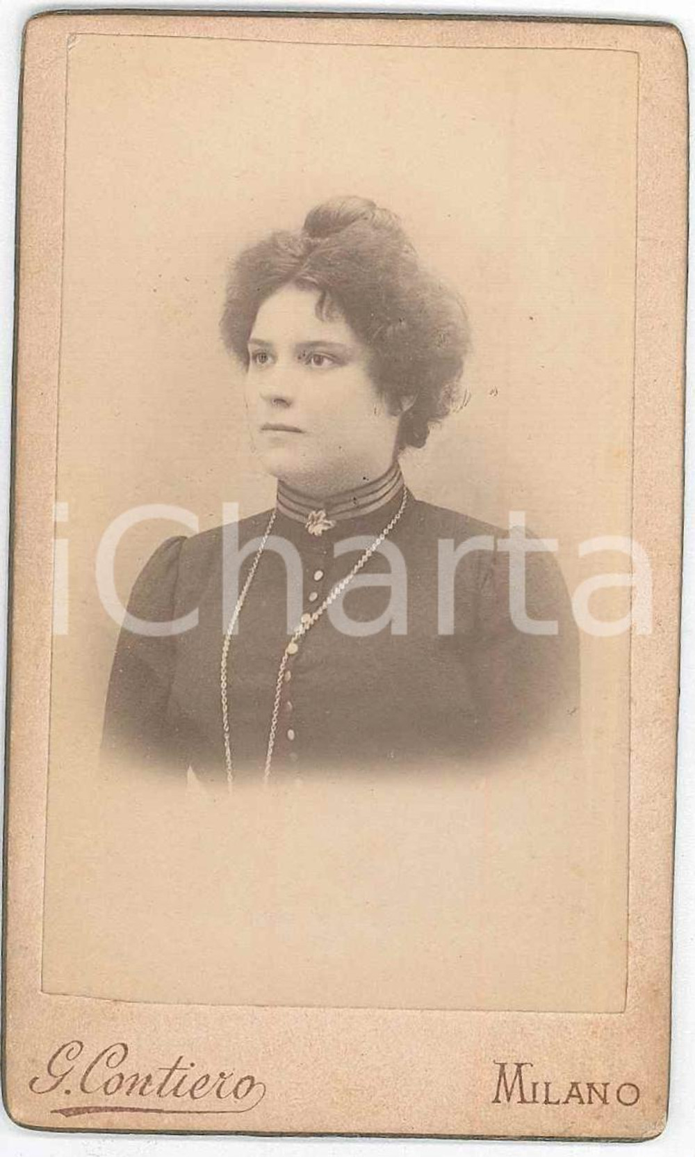 1880 ca. MILANO - Ritratto di donna con collana lunga - Foto CONTIERO CDV  Fotografia d'epoca, su cartoncino rigido.FOTOGRAFO: Giovanni ContieroMilano - corso Loreto n. 15 POOR/danneggiato Abrasione all'angolo inferiore destro, piegatura all'angolo superiore sinistro, residuo adesivo al verso Formato: 6 x 10 cm originale e autentica 1