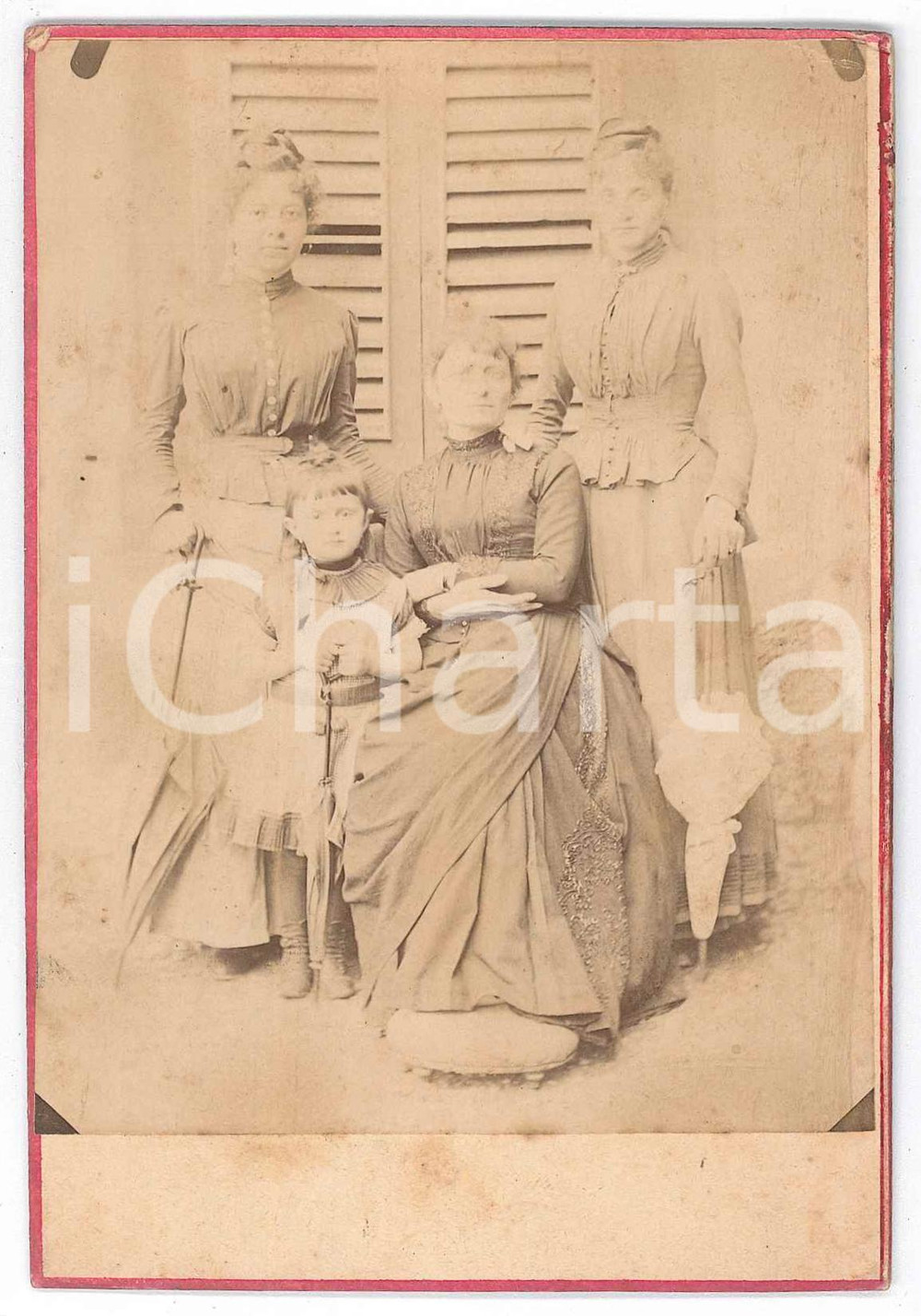 1900 ca ITALIA Ritratto di madre con figlie - Fotografia 9x13 cm  Fotografia d'epoca, su cartoncino. FAIR/discreto Residui di incollatura al verso Formato: 17x8 cm originale e autentica 1