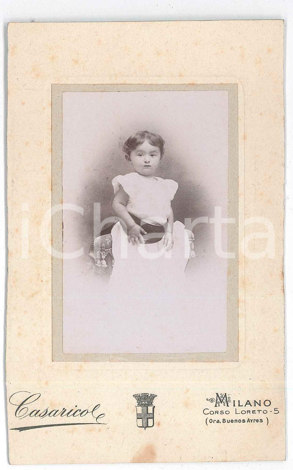 1890 ca MILANO Ritratto di bambina - Foto CASARICO 8x14 cm  Fotografia d'epoca, su cartoncino.FOTOGRAFO: Casarico - Milano, Corso Loreto 5 FAIR/discreto Bordi rifilati a mano Formato: 8x14 cm originale e autentica 1