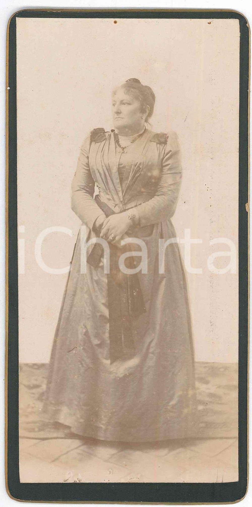 1900 ca ITALIA Ritratto di signora - Fotografia 17x8 cm  Fotografia d'epoca, su cartoncino. FAIR/discreto Abrasione al verso Formato: 17x8 cm originale e autentica 1