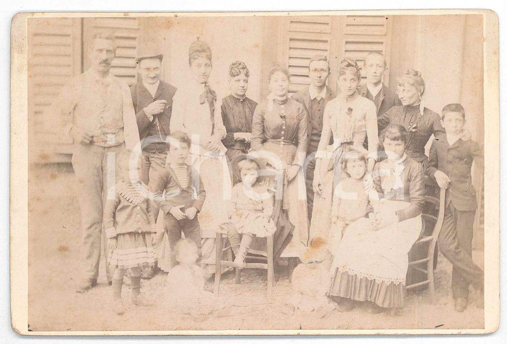 1900 ca ITALIA Ritratto di una famiglia - Fotografia 16x11 cm  Fotografia d'epoca, su cartoncino. FAIR/discreto Residui di incollatura al verso Formato: 16x11 cm originale e autentica 1