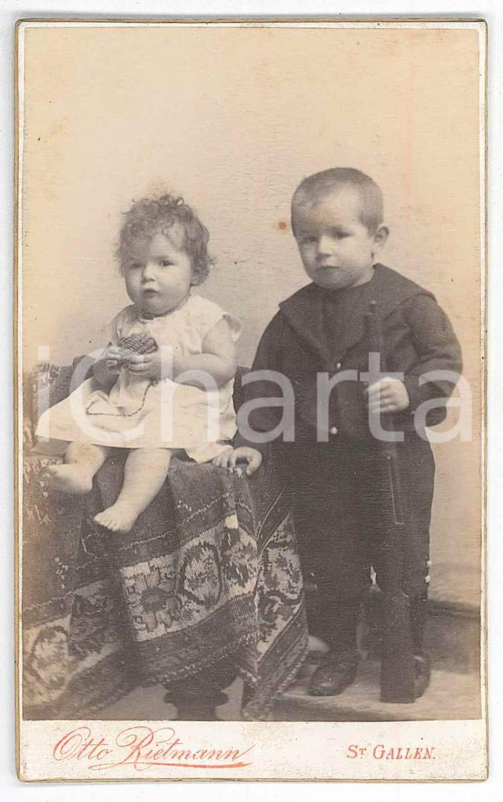 1890 ca SANKT GALLEN Bambini con fucile giocattolo- Foto Otto RIETMANN - CDV  Fotografia d'epoca, su cartoncino.FOTOGRAFO: Otto Rietmann - Sankt Gallen, Rorschaacherstr. 11 GOOD/buono  Formato: CDV (6x10 cm) originale e autentica 1